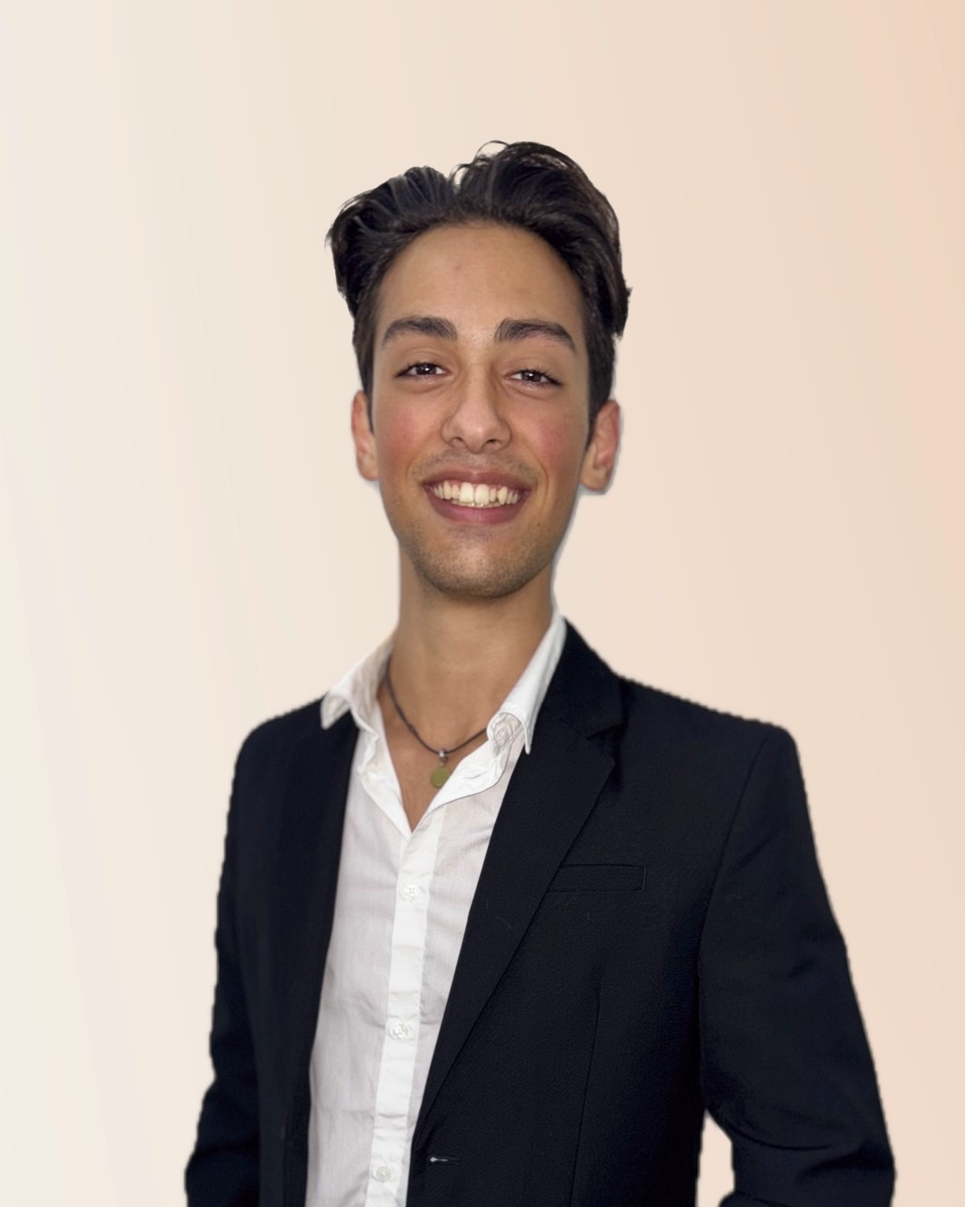 Ritratto di Alessandro Di Stefano, fondatore di XII Elite Host, responsabile dell'operatività e della regia del soggiorno