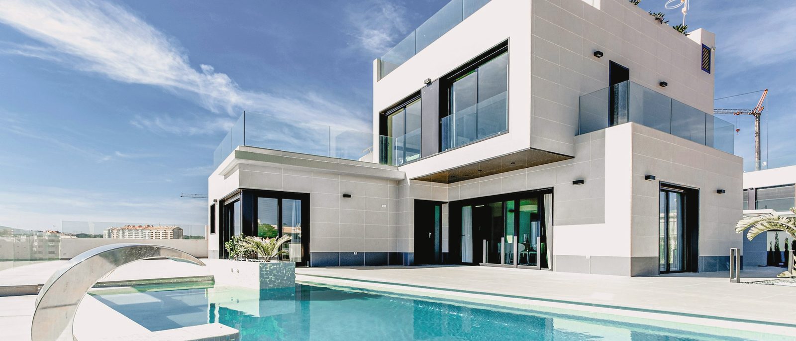 Villa con piscina a sfioro in piena luce