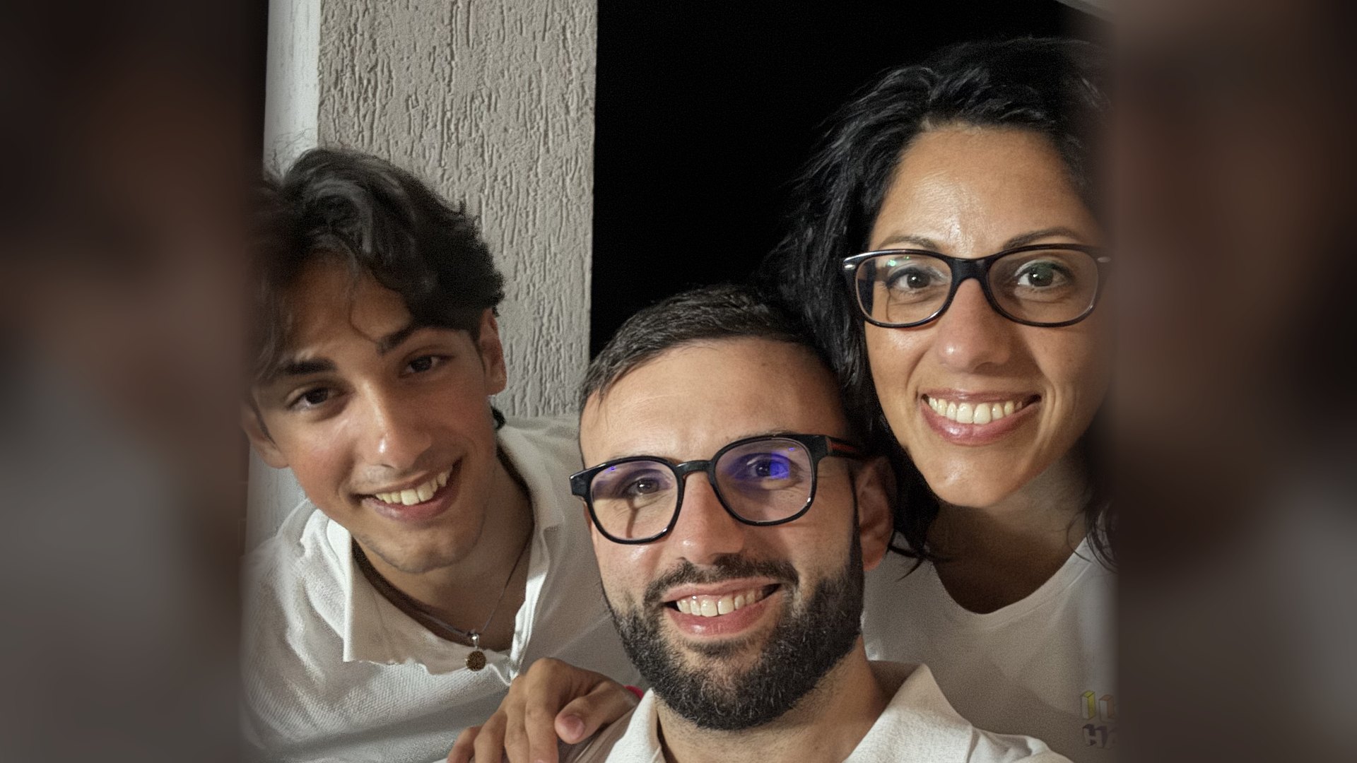 Carmine Miele, Carmen Amato e Alessandro Di Stefano, i tre fondatori di XII Elite Host, ritratti insieme