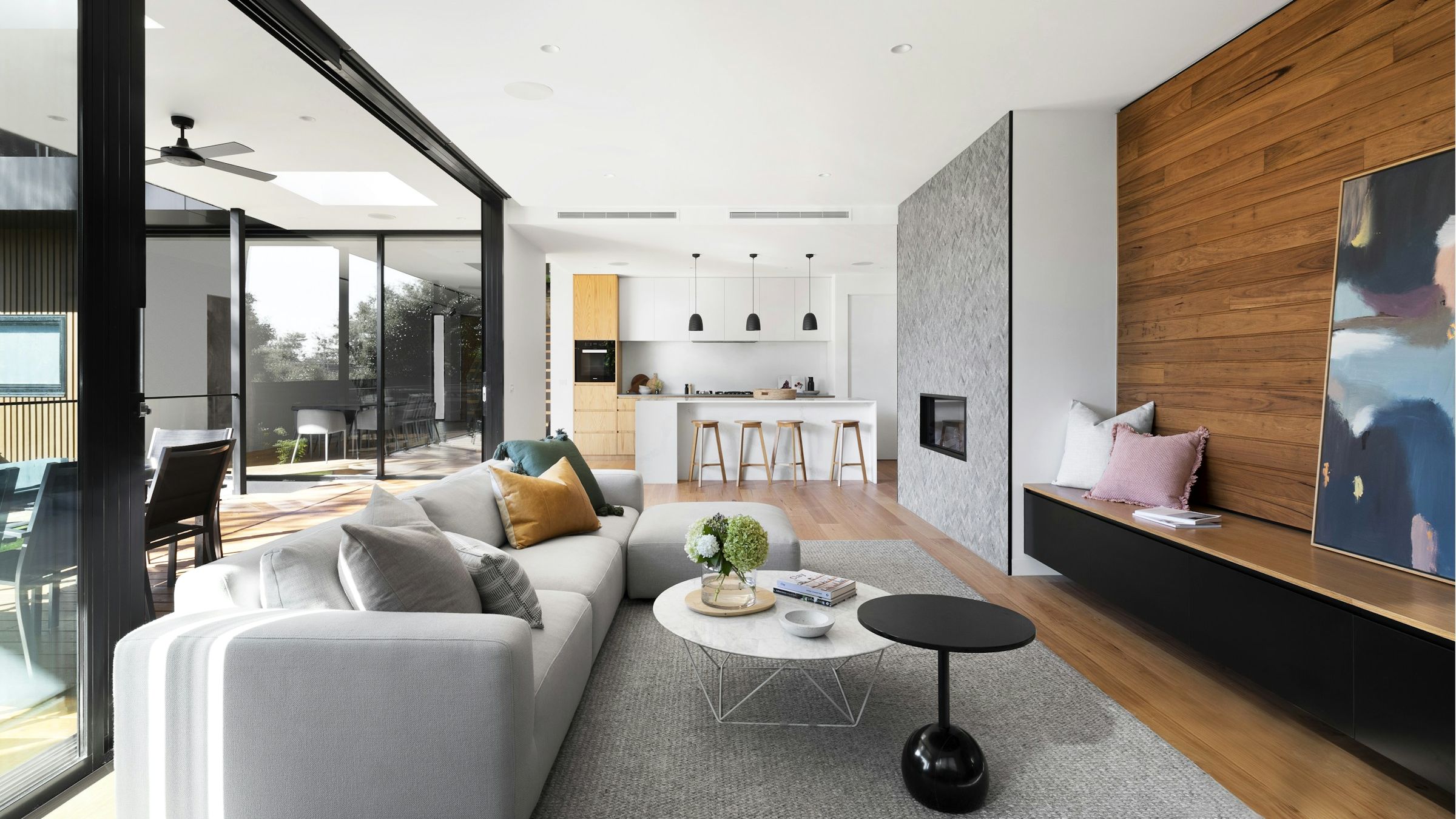 Soggiorno open space di un appartamento di lusso, con luce naturale e arredi di design