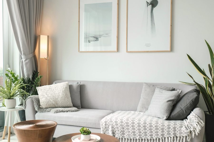 Zona living di design con sedute chiare e luce naturale