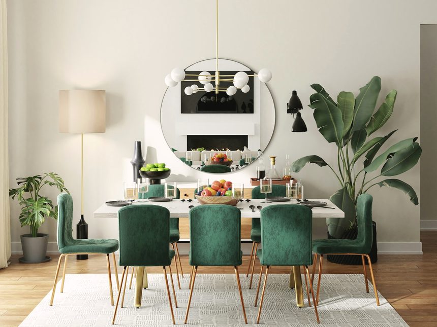 Sala da pranzo con sedute in velluto e specchio d'autore
